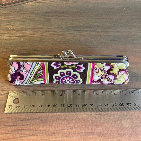0102 Vera Bradley Kisslock Slim Makeup Case in Retired Very Berry Paisley EUC - Picture 4 of 5